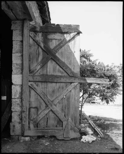 La grange étable. Vantail droit de la porte de grange.
