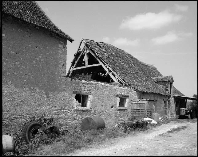Les étables. Façade postérieure. Vue d'ensemble prise du sud ouest.