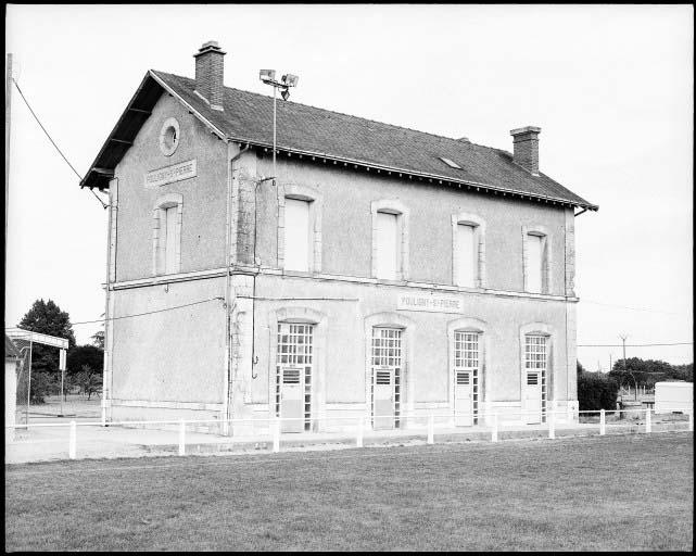 L'ancienne gare de chemin de fer. Façade postérieure. Vue prise du sud ouest.
