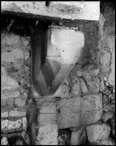 Vestiges d'une maison à entrée en pignon. Vue intérieure. Détail de la cheminée du four sur le mur pignon.