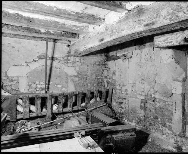 Vestiges d'une maison à entrée en pignon. Vue intérieure avec la porte primitive à droite et la porte plus tardive à gauche.