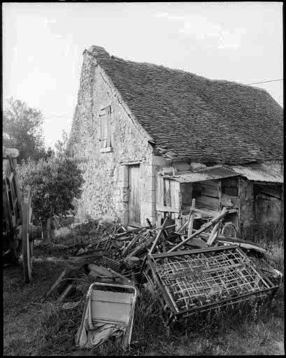 Maison à entrée en pignon. Façade pignon. Vue d'ensemble prise du sud est.