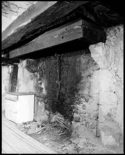 Maison à entrée en pignon. Vue intérieure. La cheminée.