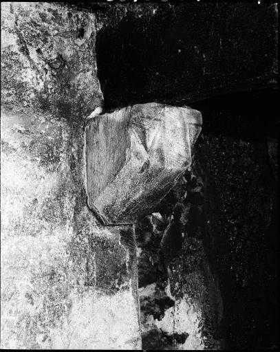 Maison à entrée en pignon. Vue intérieure. Un corbeau de la cheminée.