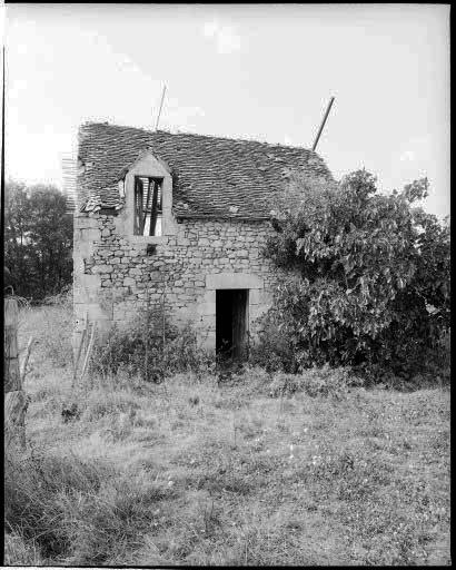 Façade antérieure. Vue d'ensemble prise du sud est.