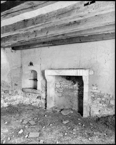 Vue intérieure. La cheminée et l'évier.