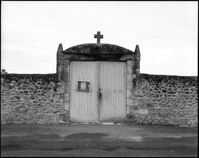 Le portail du cimetière. Vue d'ensemble prise de l'est.
