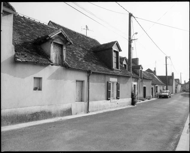 Alignement de maisons anciennes rue du Vigeant. Vue d'ensemble prise de l'ouest.