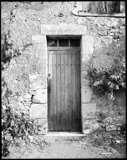 Porte avec linteau portant l'inscription «Cousin Silvain.1855».