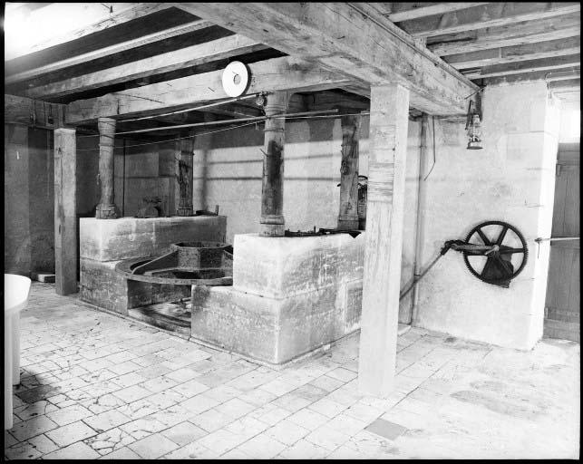 Au rez de chaussée, les vestiges de la machinerie.