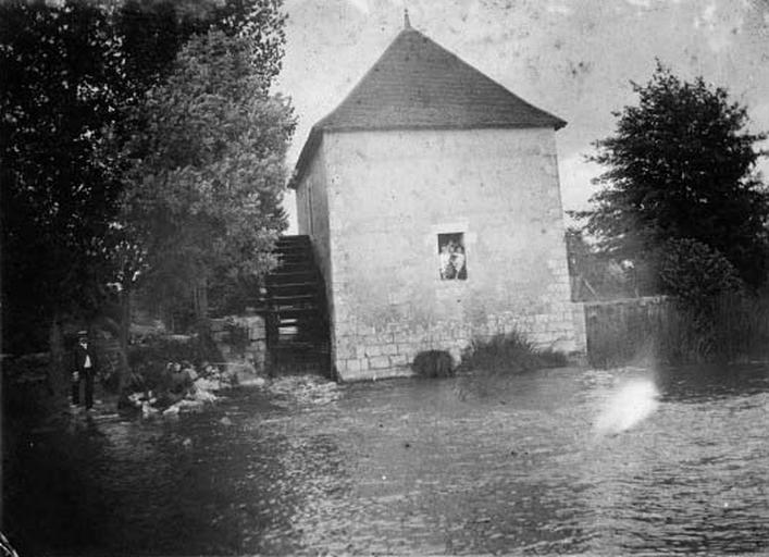Le moulin vers le début du XXe siècle. Vue d'ensemble prise de l'ouest.