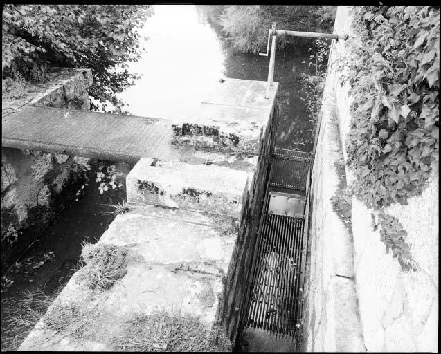 L'emplacement de la seconde roue sur le côté sud du moulin et le bief de fuite.