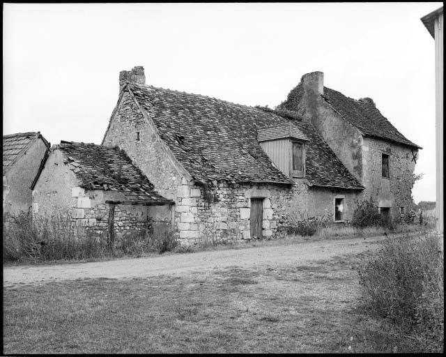 Vue d'ensemble d'une maison prise du sud.