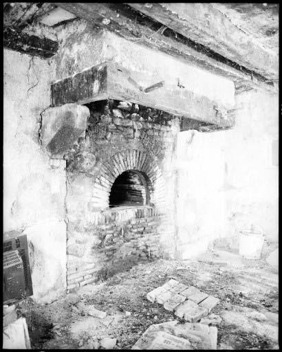 Vue intérieure de la maison. La cheminée et le four.