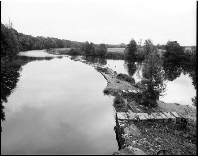 La digue. Vue d'ensemble prise de l'ouest.