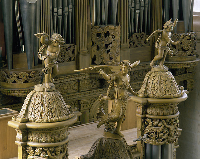 Grand orgue à positif : couronnement des tourelles avec statue de Renommée sur la tourelle centrale.