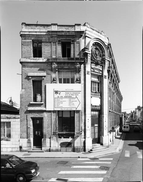 Façade nord ouest, place des Aumônes. Porte d'accès à l'escalier montant aux étages supérieurs.