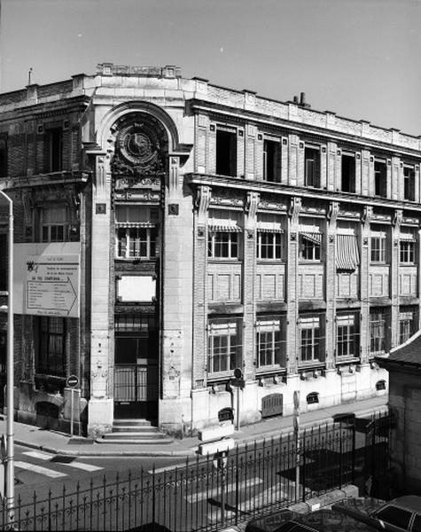 Façade ouest, rue Blaise Pascal. Entrée du bureau de poste à l'angle du bâtiment.