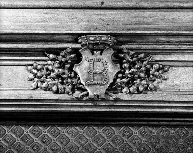 Cheminée de la chambre de la baronne de Boucheporn. Détail ornemental : Initiale B surmontée d'une couronne de baron.