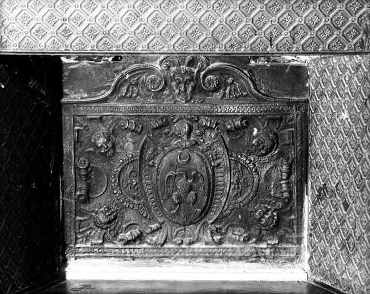 Plaque de cheminée de la chambre de la baronne de Boucheporn, vue d'ensemble.