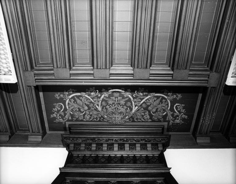 Ancienne chambre de Marguerite de Boucheporn. Détail décoratif sur la hotte de la cheminée : motif de marguerites rappellant son prénom, et plafond peint au-dessus de la cheminée.