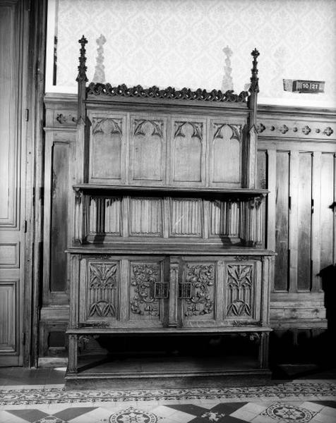 Étagère dressoir de style néo-gothique