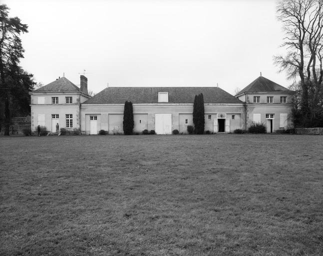 Façade antérieure de la partie droite des communs.