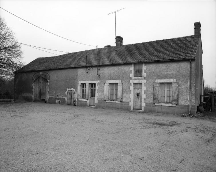 Lailly-en-Val : bâtiment principal de la ferme sise 40 rue de la Mairie.