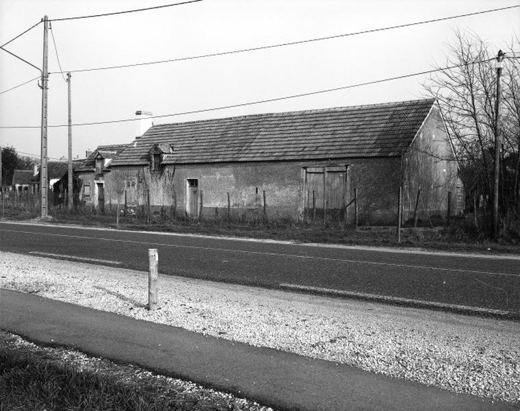 Lailly-en-Val : bâtiment de la ferme sise 60 route d'Orléans.