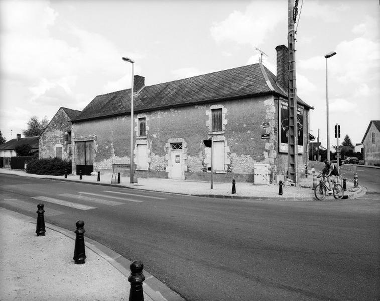 Baule : façade sur rue d'une ferme sise à l'angle des rues de l'Abbé Pasty et André Raimbault en face de la mairie.