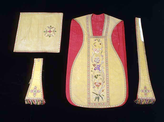 Chasuble, étole, manipule, voile de calice (ornement doré)