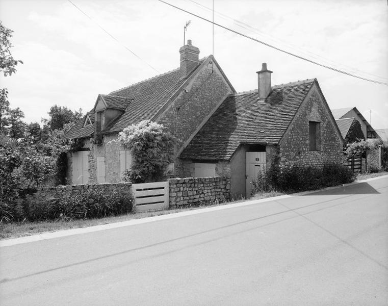 Villorceau : ancienne ferme sise 9 rue de la Bordière transformée en résidence.