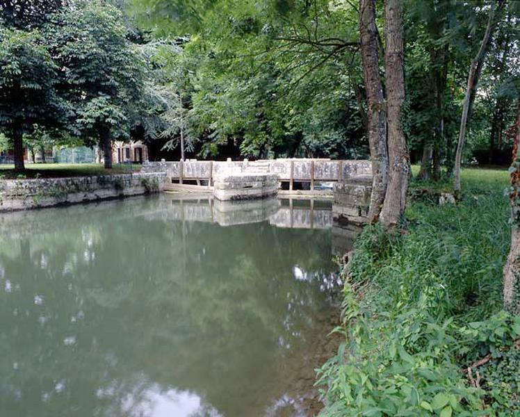 Barrage mobile dit pertuis (canal du Loing)