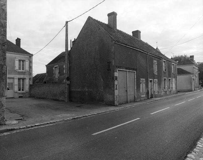 Important ensemble de bâtiments où se trouvait l'abattoir de la commune 23 rue Nationale. Grande porte servant de passage et boucherie à droite.