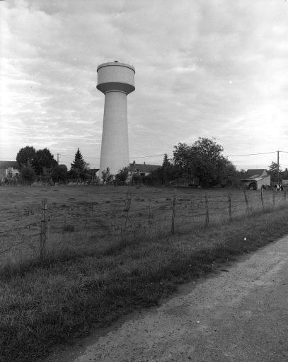 Château d'eau daté 1954.