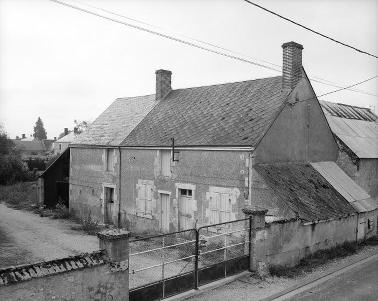 Cravant : élévation sur cour du bâtiment principal de la ferme sise 18 rue de l'Amont.