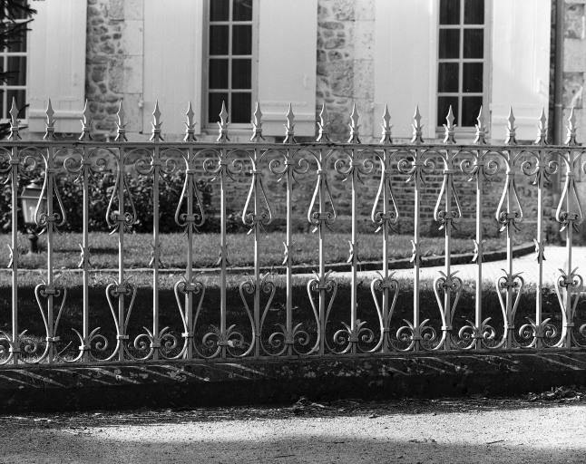 Détail sur la grille de clôture.