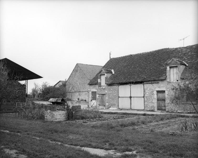Cravant : élévation partielle gauche sur cour du bâtiment de la ferme sise 3 rue du Parc au lieudit Beaumont.