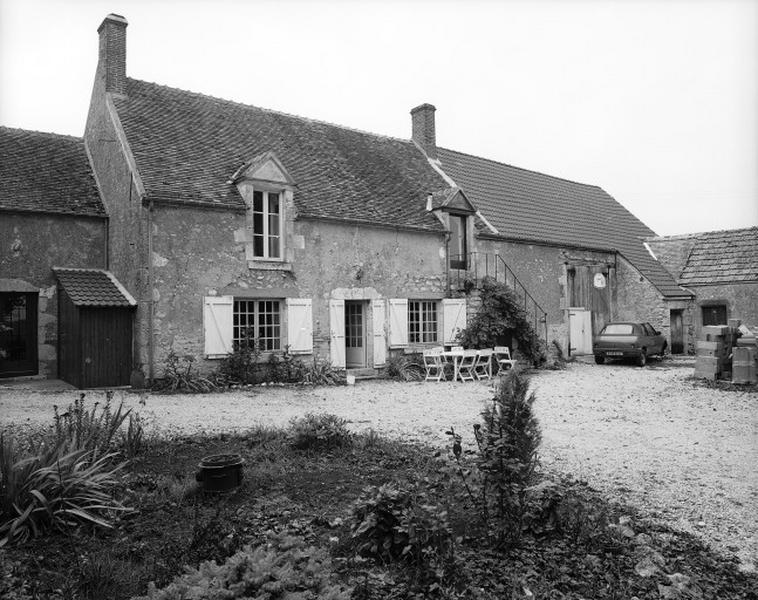 Cravant : élévation sur cour du bâtiment principal de la ferme sise 8 VC 2 dit de Rilly au lieudit Rilly.
