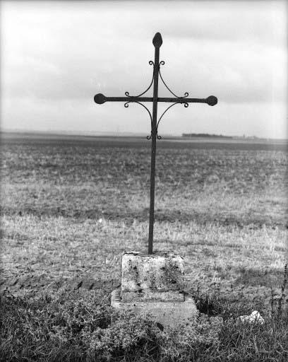Croix de chemin de Villesue.