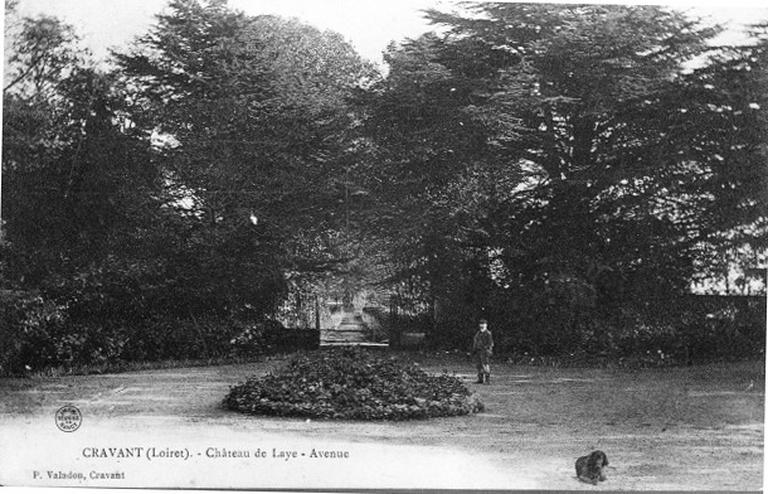 Allée devant la demeure.