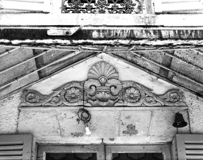 Décor au dessus de la porte d'entrée sur la façade postérieure.