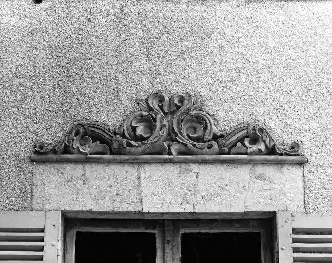 Décor au dessus d'une fenêtre de la façade antérieure.