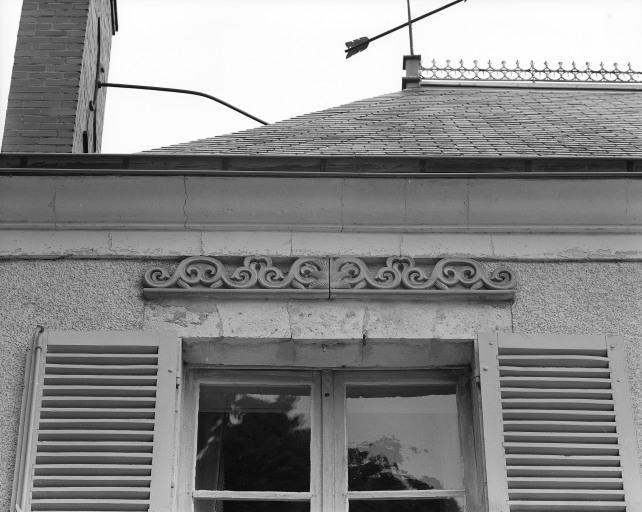 Décor au-dessus d'une fenêtre.