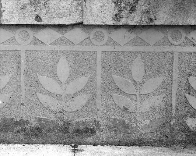 Décor à la base de la façade postérieure.