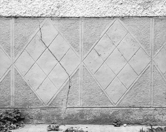 Décor à la base de la face latérale droite.