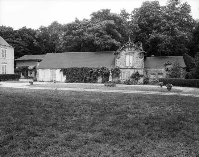 Maison du jardinier et remises.