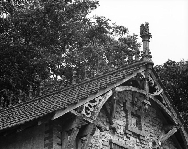 Epi de faitage et faite en terre cuite sur la maison du jardinier.