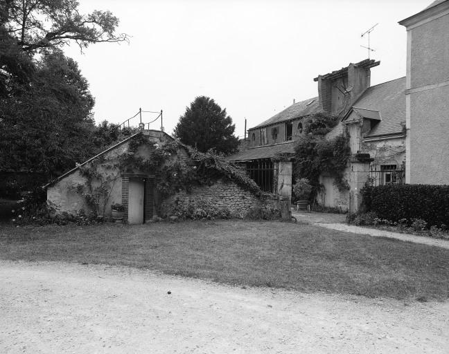 Serre, logis des domestiques, écuries et restes d'un ancien réservoir.