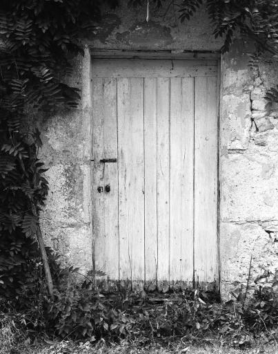 Porte médiévale d'accés au logis des domestiques.